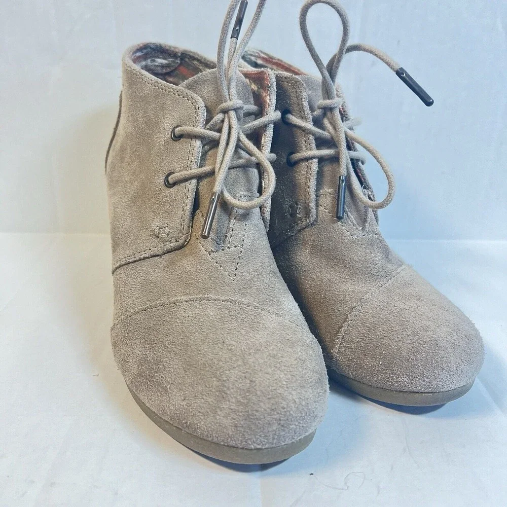 TOMS Women Desert Wedge Booties Taupe Suede Lace Up Ankle Boots‎ Size 7